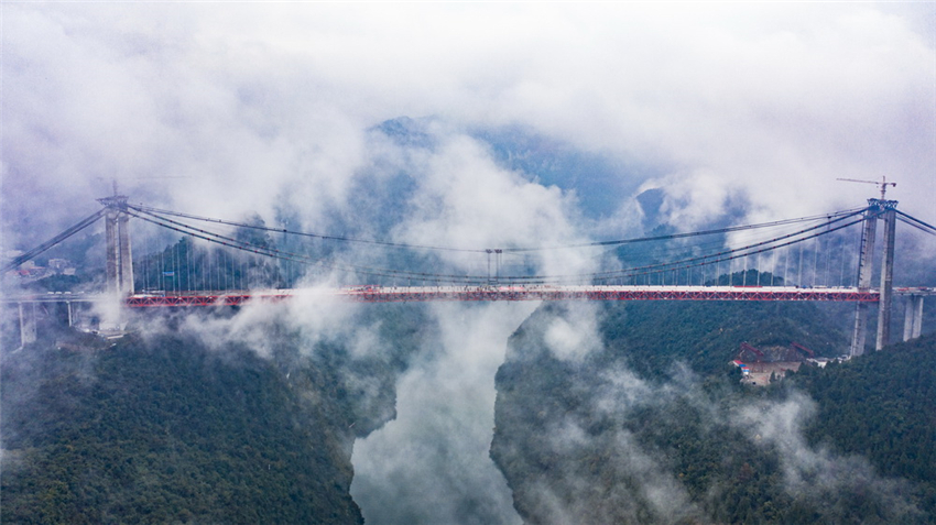 Hauptteile einer neuen Megabrücke in Südwestchina zusammengefügt