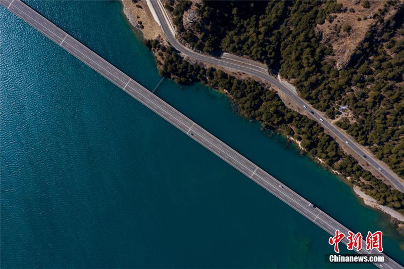 Luftbilder: Tibets schönste Autobahn über Wasser