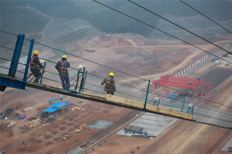 Bauarbeiten einer neuen Brücke in Südwestchina in vollem Gange