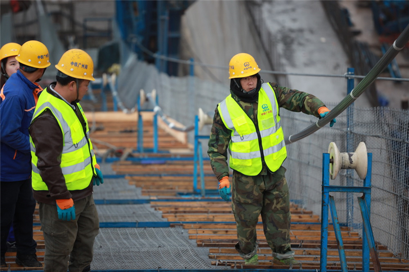 Bauarbeiten einer neuen Brücke in Südwestchina in vollem Gange