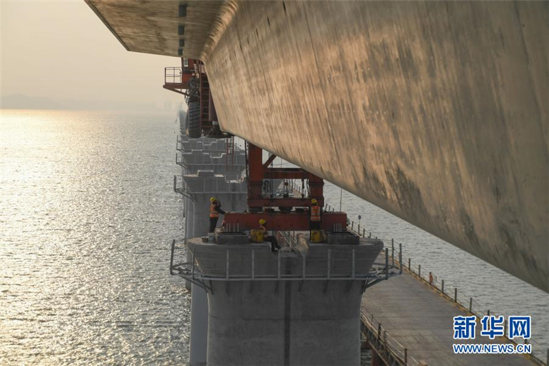 Übersee-Brücke in der Meizhou-Bucht trotz der Kälte weitergebaut