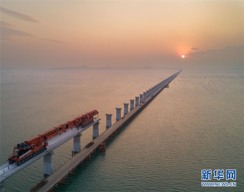 Übersee-Brücke in der Meizhou-Bucht trotz der Kälte weitergebaut