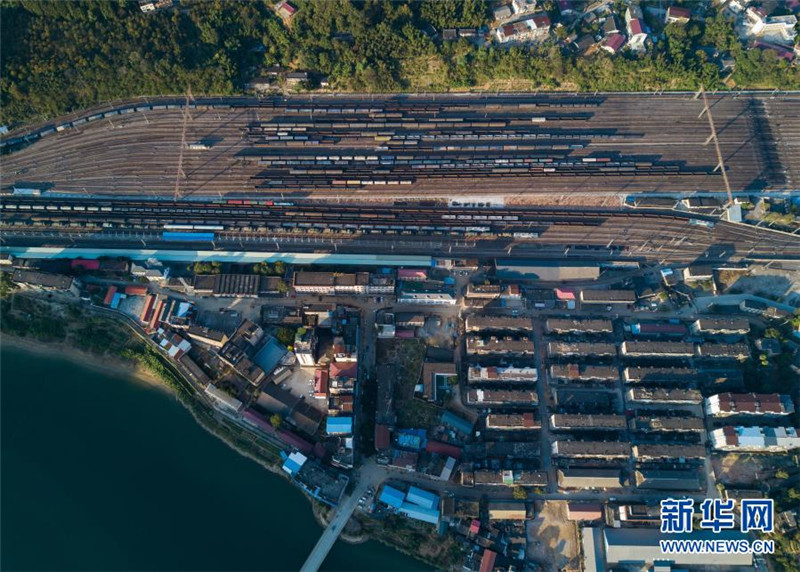 Fujian: Bahnhof für Güterverkehr am Ufer