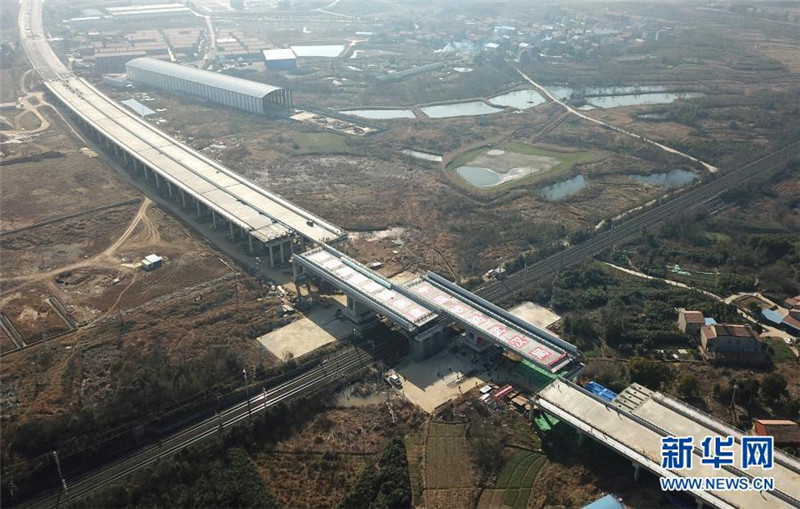 Hubei: Autobahnbrücke über Eisenbahn erfolgreich gedreht
