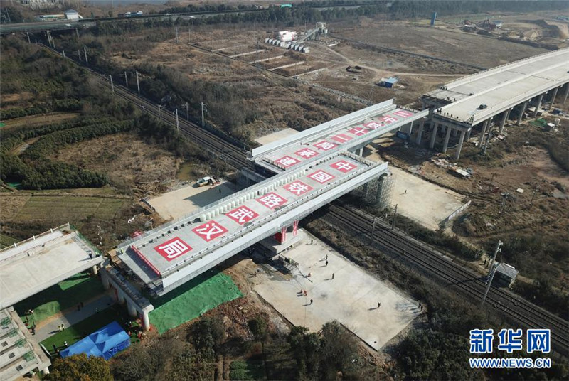 Hubei: Autobahnbrücke über Eisenbahn erfolgreich gedreht