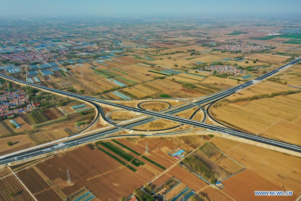 Neue Autobahn zwischen Beijing und Dezhou im Bau