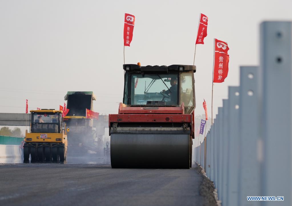 Neue Autobahn zwischen Beijing und Dezhou im Bau