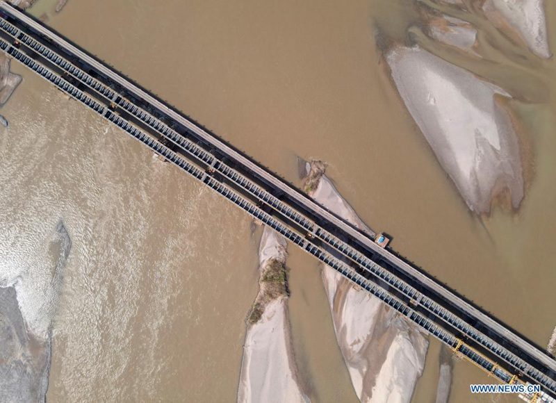 Zhenluo-Brücke über dem Gelben Fluss der Wuhai-Maqin-Schnellstraße beendet die letzte Phase der Brückenschließung