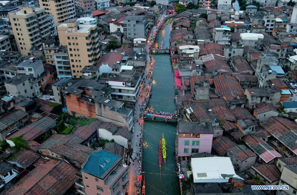 Nächtliches Drachenbootrennen zur Feier des Drachenbootfests in Fujian