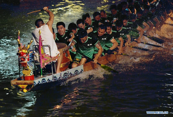 Nächtliches Drachenbootrennen zur Feier des Drachenbootfests in Fujian