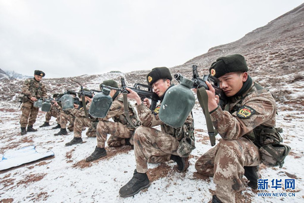 ​Ein Regiment der Chinesischen Volksbefreiungsarmee in Tibet bei einer militärischen Übung