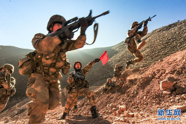 ​Ein Regiment der Chinesischen Volksbefreiungsarmee in Tibet bei einer militärischen Übung