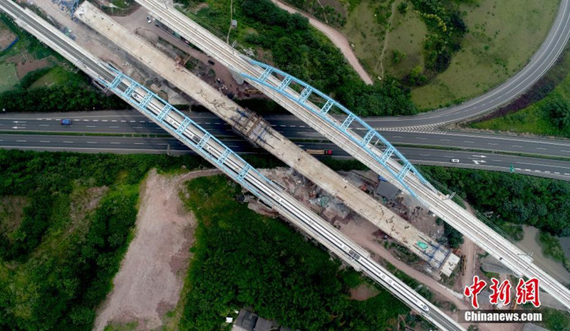 Die Sonderbrücke auf der Hochgeschwindigkeitsstrecke Chengdu-Zigong fertiggestellt