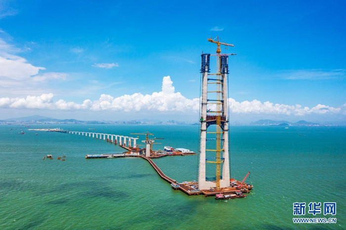 Hauptturm der Hängebrücke mit der weltweit größten Spannweite im Meer feiert sein Richtfest
