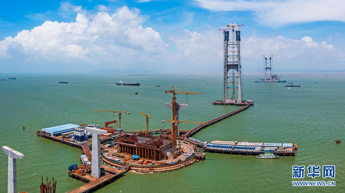 Hauptturm der Hängebrücke mit der weltweit größten Spannweite im Meer feiert sein Richtfest