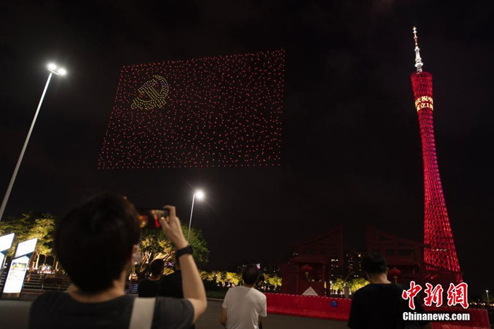 Eine Drohnen-Flugshow in Guangzhou anlässlich der Präsentation des Denkmals des dritten Parteitags der KP Chinas (Xinhua/Chen Chuhong)