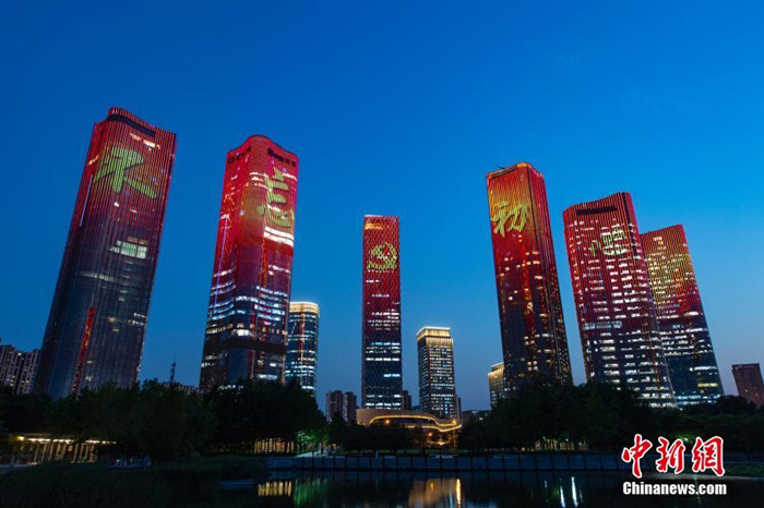 Lichtshow in Beijing im Vorfeld des 100. Jubiläums der Gründung der KP Chinas