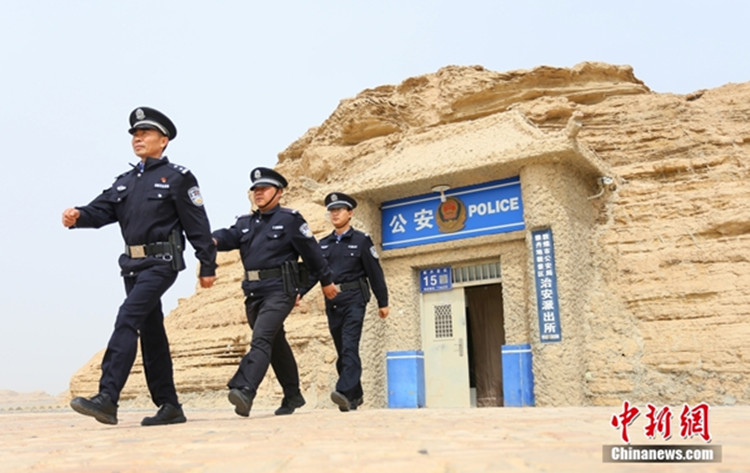 Nordwestchina: die Höhlenpolizeiwache in der „Geisterstadt“