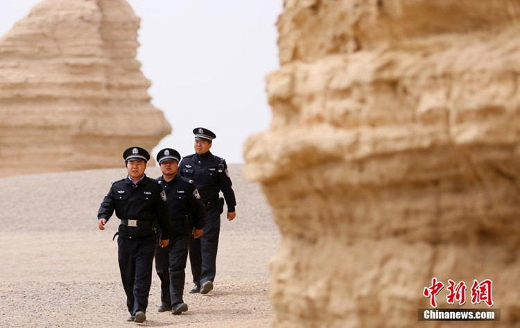 Nordwestchina: die Höhlenpolizeiwache in der „Geisterstadt“
