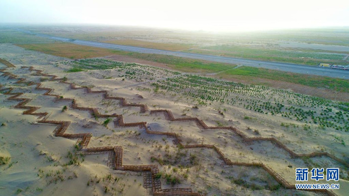 Xinjiang: Eisenbahnbau und Sandbekämpfung schreiten koordiniert voran