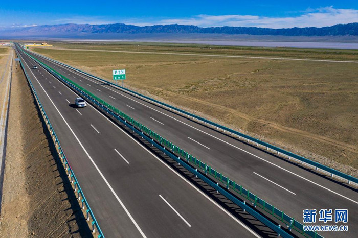 Die längste Autobahn der Welt durch die Wüste vollständig eröffnet