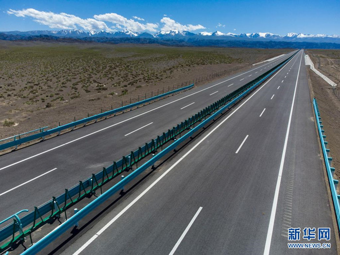 Die längste Autobahn der Welt durch die Wüste vollständig eröffnet