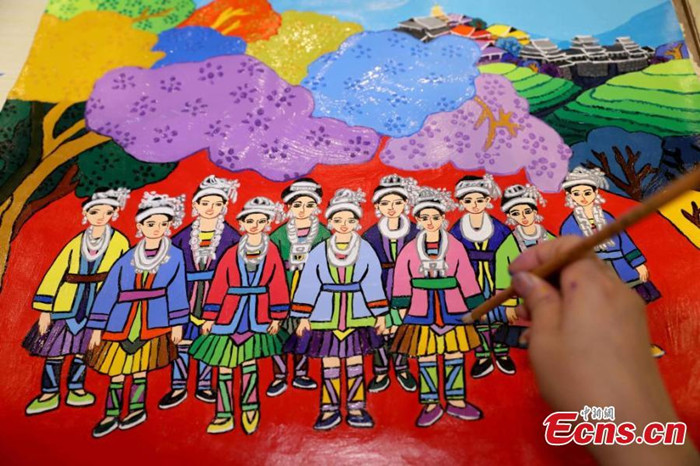 Frauen der Dong-Nationalität präsentieren lokale Entwicklung via Malerei