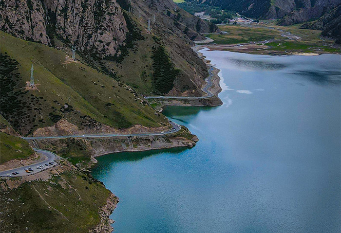 Chinas schönste Autobahn in Xinjiang bietet atemberaubende Landschaft