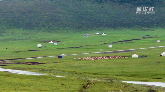 Chinas schönste Autobahn in Xinjiang bietet atemberaubende Landschaft