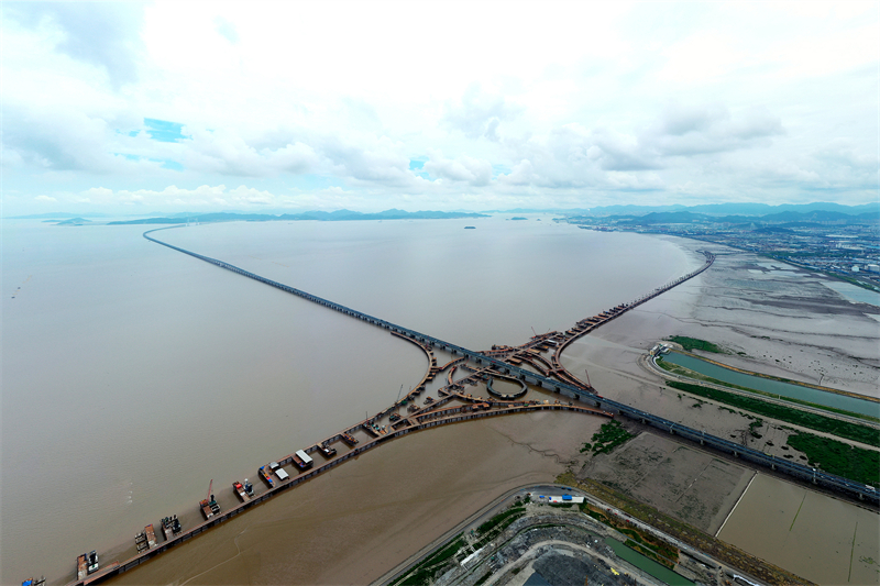 Zhejiang: Asiens größte Autobahn-Seekreuzung im Bau