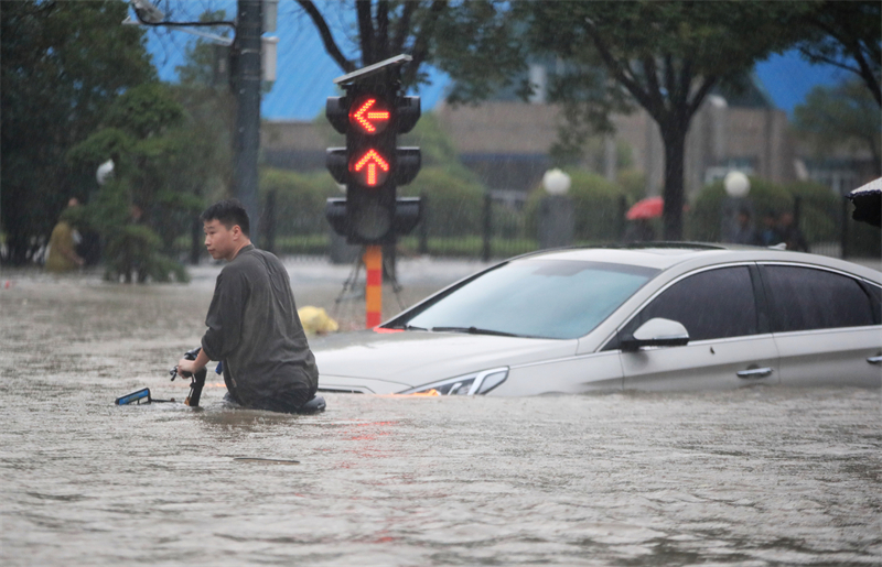 Zwölf  Tote bei starkem Regen in der chinesischen Stadt Zhengzhou