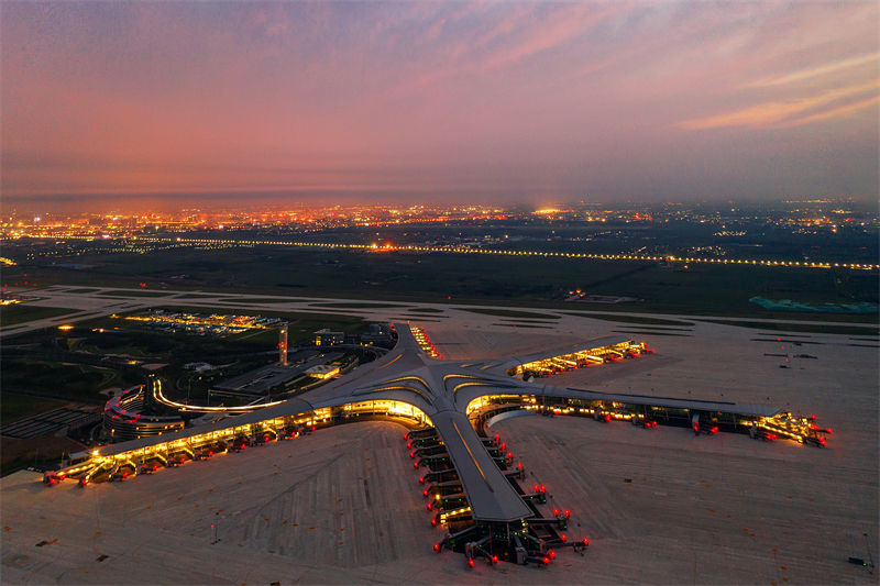Neuer Flughafen von Qingdao in Betrieb genommen