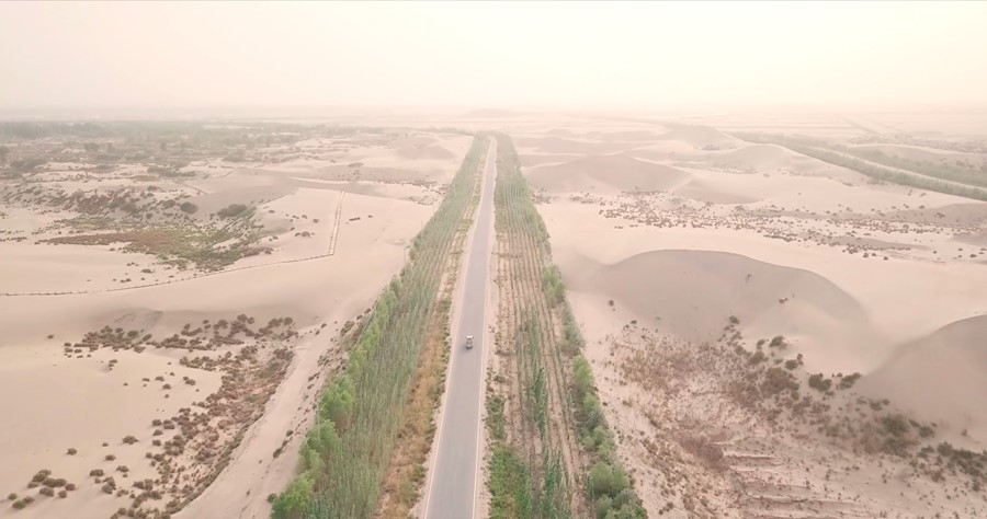 Straße der Hoffnung: Xinjiangs Wüstenautobahn bietet Tausende von Möglichkeiten