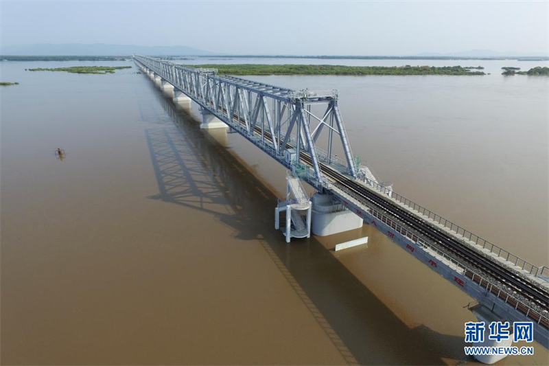 Grenzüberschreitende Eisenbahnbrücke zwischen China und Russland fertig