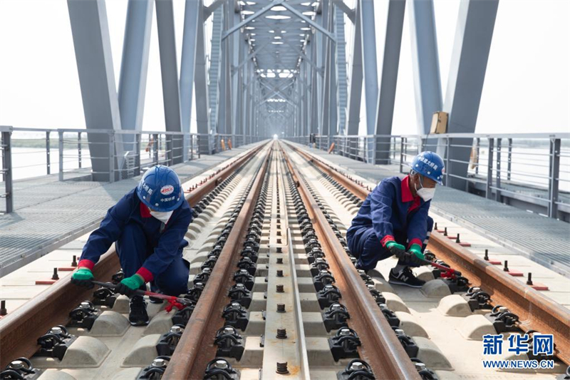 Grenzüberschreitende Eisenbahnbrücke zwischen China und Russland fertig