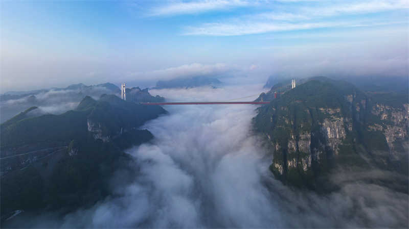 Wunderschön! Mega-Hängebrücke im Wolkenmeer