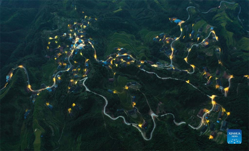 Solarlampen beleuchten Nachthimmel in Bergregionen von Guangxi