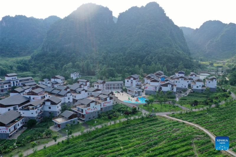 Solarlampen beleuchten Nachthimmel in Bergregionen von Guangxi