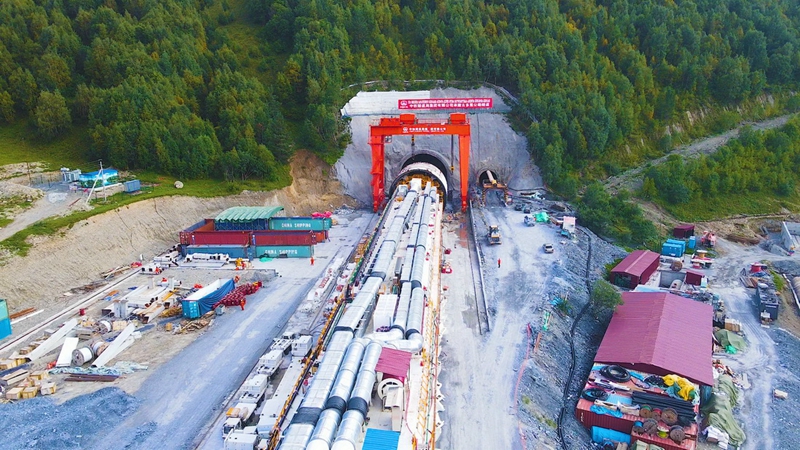 Chinas weltgrößte Tunnelbohrmaschine in Georgien eingesetzt