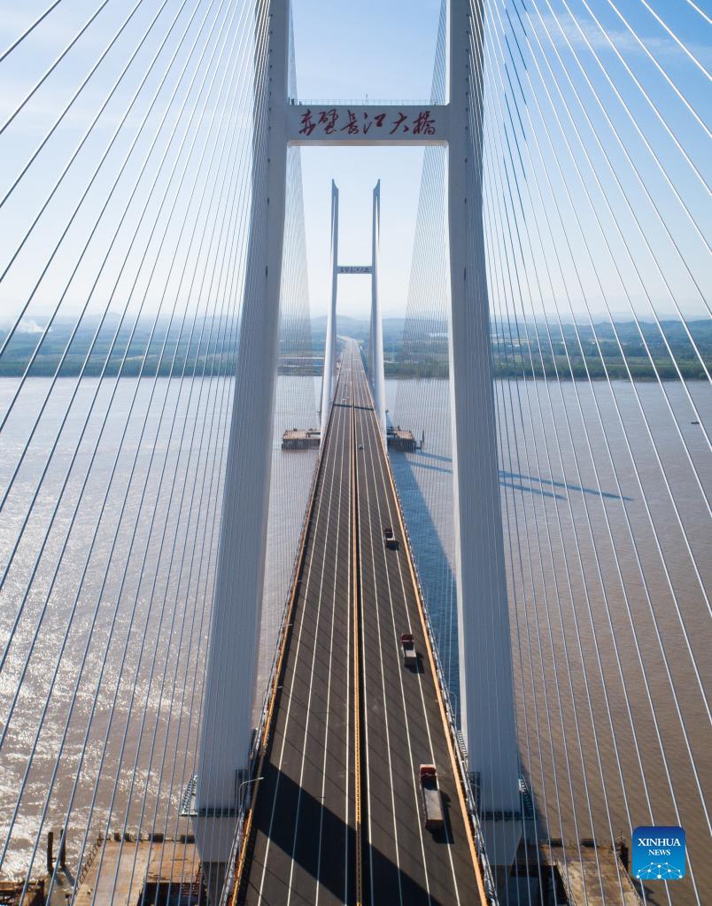 Zwei neue Brücken über den Jangtse-Fluss für den Verkehr freigegeben