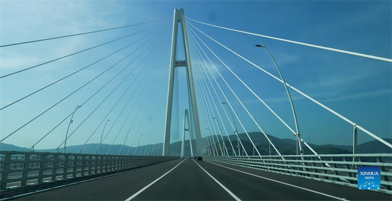 Zwei neue Brücken über den Jangtse-Fluss für den Verkehr freigegeben