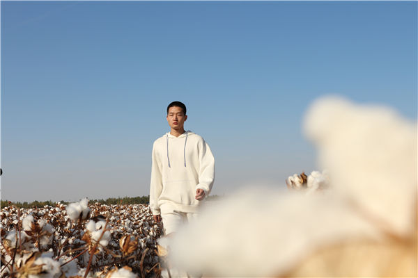 Modenschau auf Baumwollfeldern in Xinjiang
