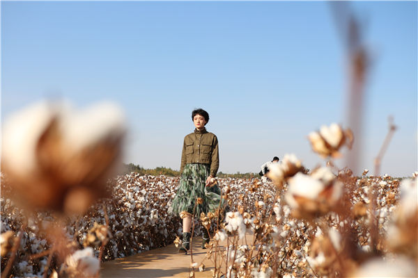 Modenschau auf Baumwollfeldern in Xinjiang