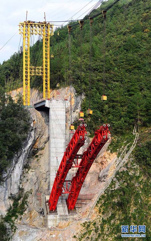 China baut Brücke in tiefer Bergschlucht