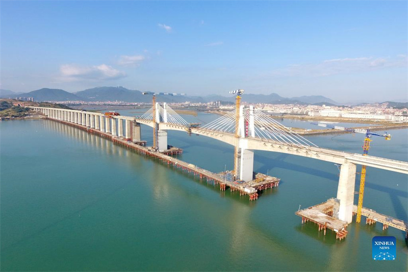 Hochgeschwindigkeits-Bahnbrücke über dem Meer zusammengefügt