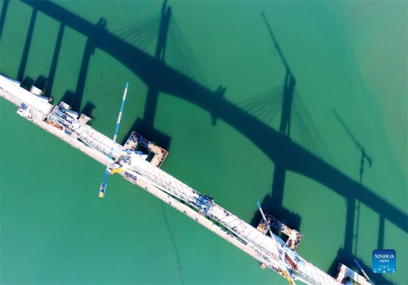 Hochgeschwindigkeits-Bahnbrücke über dem Meer zusammengefügt