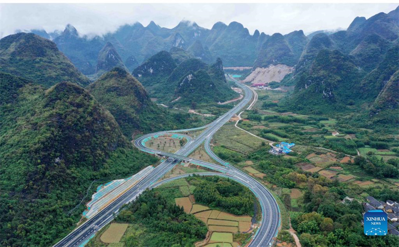 Neue Autobahn in Guangxi kurz vor Eröffnung
