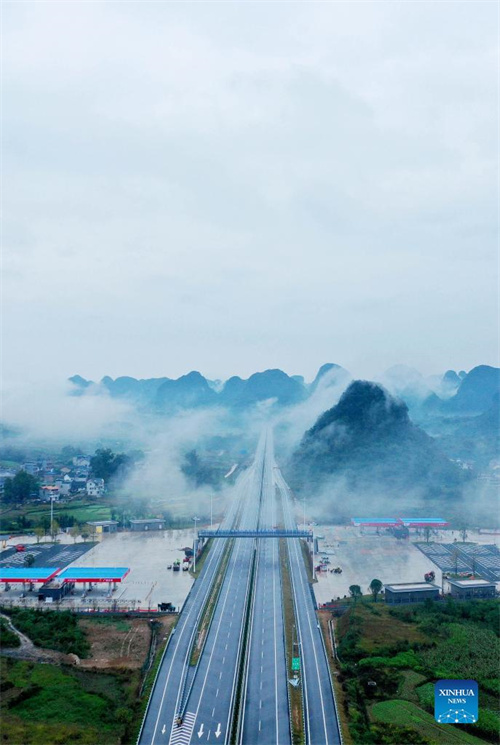 Neue Autobahn in Guangxi kurz vor Eröffnung
