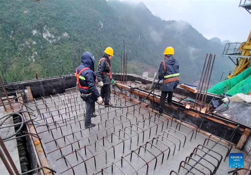 Brücken-Hauptpfeiler über Tongzi-Fluss gedeckelt