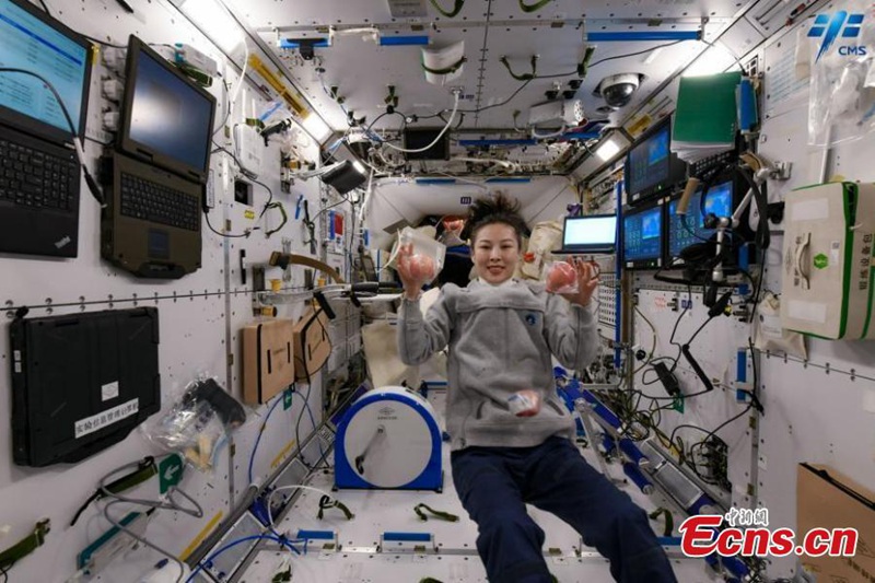 Taikonautin in der Raumstation Tiangong